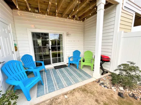 Bright, cheery, well appointed 3BR, 3.5B Townhome