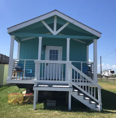 “Little Salt” GREAT LOCATION on intercoastal! Catch fish from backyard