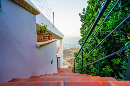 Villa sul Mare, il Mare Dalla tua Camera da Letto, 20 Scalini e ti Puoi Tuffare Отели рядом с достопримечательностью «Piazza Duomo»