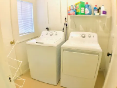 King Bed/Sleeps 4/Furnished Private APT/In-Unit Washer Dryer/Smart HDTV