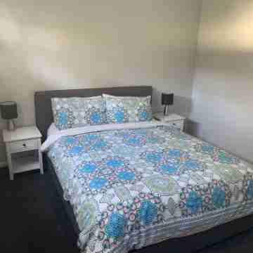 Private property on the Hume Weir - waterfront access. Family and pet friendly Rooms