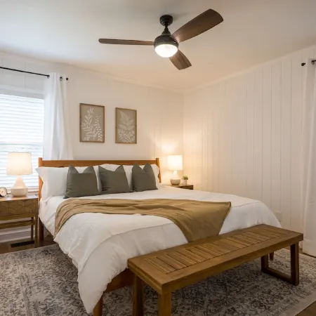 The 12th Street Retreat, King Beds, Pets Allowed
