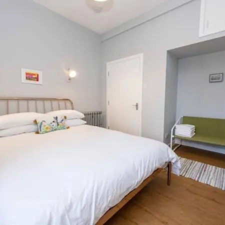 2 Bedroom in the Centre of Stonehaven with Seaviews, near the Beach & Harbour!