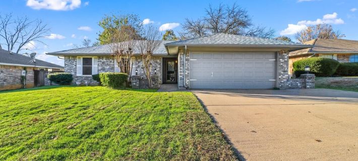 Cozy Updated Home w/ Hot Tub minutes from DFW Airport Hotels in Euless