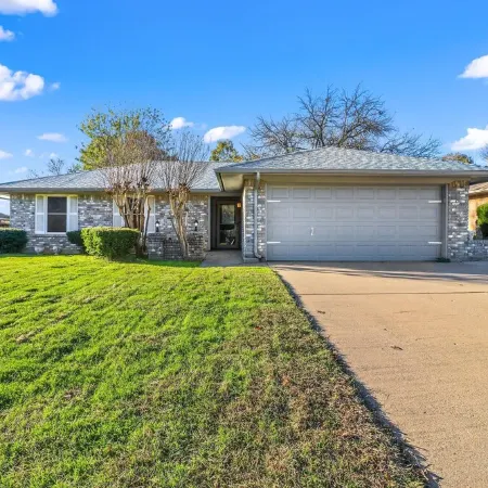 Cozy Updated Home w/ Hot Tub minutes from DFW Airport