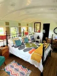 Romantic Vintage Carriage in 2 acres!❤️Idyllic location, 5 min walk beach & pub!