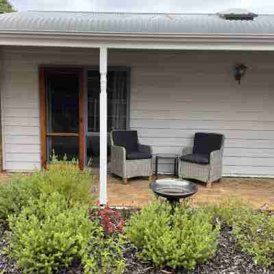 Stylish Coastal Hamptons home, 5 mins from Metung Village Hotel Exterior