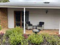 Stylish Coastal Hamptons home, 5 mins from Metung Village - Wi-Fi