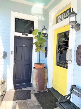 VICTORIA HOUSE DOWNTOWN1br Apt Отели рядом с достопримечательностью «Arthur R. Outlaw Convention Center»