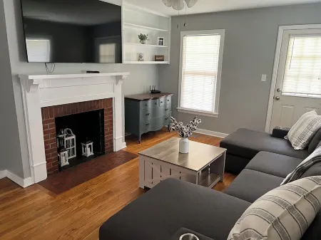 Super Cozy Cottage is updated, fully stocked and close to Downtown Thomasville!