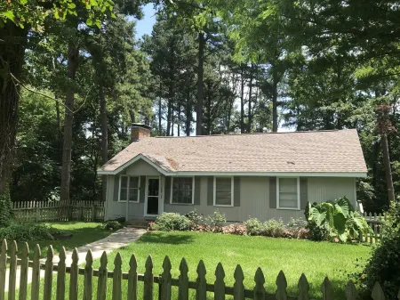 Pine Grove Cottage - Romantic Getaway on Private Lake Отели в г. Апшур