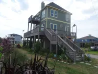 SPECIAL  40% off weekly rentals. Awesome views from three floors!