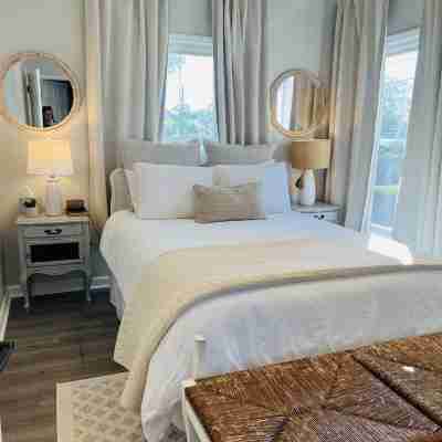 A totally renovated home in the heart of Roswell and central to Roswell’s best. Rooms