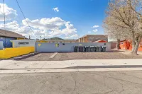 Downtown Blonde Bungalow w/Fully Fenced BIG YARD, AC, W/D, 2 Samsung Smart TVs