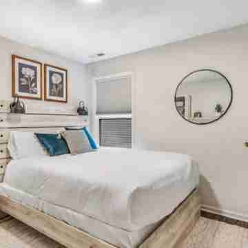 Traveling worker-ready Transitional Modern Home! Rooms