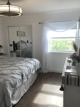 NEW! Vacation Rental Beachfront Condo Fully Renovated 2BR 2BA - Pool Access Отели рядом с достопримечательностью «Frankie's Fancy's»