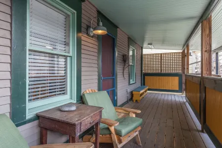 Artfully furnished guest house