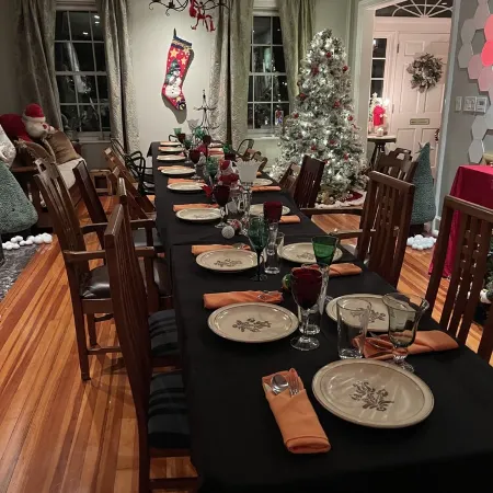 200 yr old Historic Farmhouse in Walkable City Neighborhood - 35 min to Saratoga