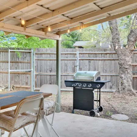 Pool & Gameroom, pet friendly, 10 Minutes from South congress, 20 from Downtown