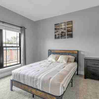 Come stay with us at our Ultra Modern Loft Apartments @ Cornerstone Plaza !!! Rooms