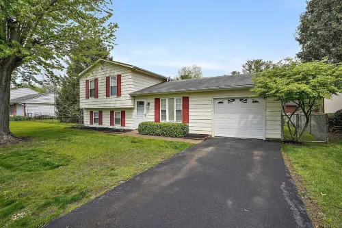 EASTON TOWNE CENTER 4 bed, 2 full bath home w/  big yard