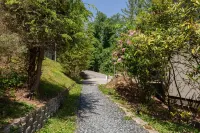 Cozy Mountain Retreat with Balcony – No Stairs Required! Hotel di 