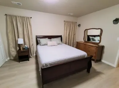 Clean Cozy Family Home near Whitworth University, park,shopping and Mt Spokane Indian Trails Shopping Center附近的飯店