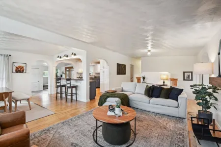 Spacious Cozy Family Home w/ Hot Tub, Private Yard, Fire Pit Отели рядом с достопримечательностью «Packy Romans Park»