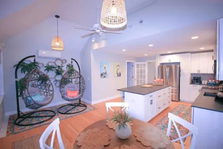 The Duval House Отели рядом с достопримечательностью «Eastern Point Lighthouse»