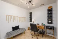 Vista Estate: Luxurious Heatable Pool, Basketball Court, and City Views