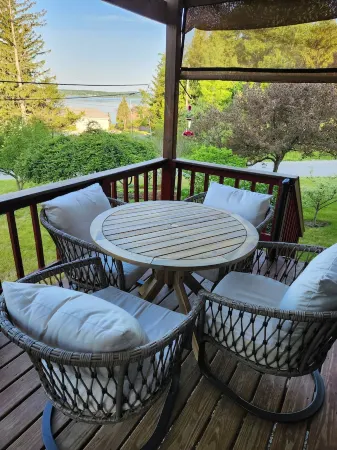 Close to Crystal Mountain, Family Friendly, Modern, Beautiful Views of the Lake.