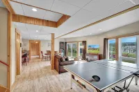 Redroof Ellicottville Chalet, Sauna, 8' ft hot tub and the best views!