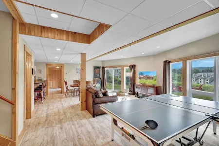 Luxury Ellicottville Chalet, w/Sauna, 8' ft Hot Tub, Breathtaking Slopeside View Отели рядом с достопримечательностью «Холидей Вэлли Резорт»