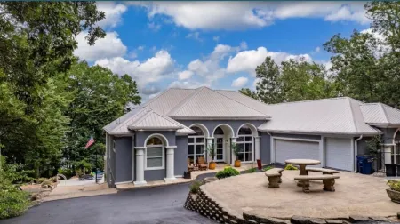 NEWLake it Easy” a lakefront 6BR 6BA retreat, with pool and large game room!