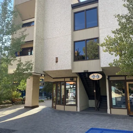 200 ft. to Gondola w/ parking, balcony, fireplace & views! Walk to shops & food!