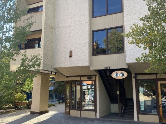 200 ft. to Gondola w/ parking, balcony, fireplace & views! Walk to shops & food!