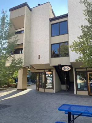 200 ft. to Gondola w/ parking, balcony, fireplace & views! Walk to shops & food!