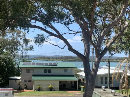 Perulpa Bay Magnificent upstairs unit, 50 m from sea, top views, Huge veranda