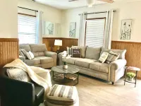 Pet friendly house with 3 king beds and fenced in back yard. Hotels in Alcoa