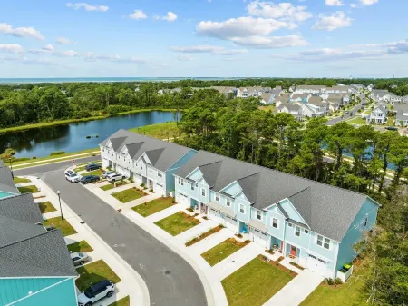 Charming 3-bedroom/ 2.5 bath townhome, sleeps 6! Beau Coast Community - New 2022