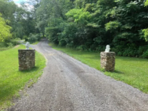 Studio w/pool & hot tub -only minutes to Triple Crown hiking trails