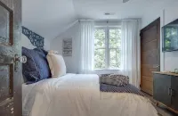 The Rose Garden Retreat - NC State /Cameron Village/PNC Park - Condos