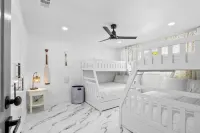 House with Heated Pool and Outdoor kitchen close to Siesta Key Beach!!