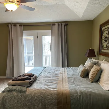 Beautiful Lake Front- Dock, Screened Porch, Clemson, Hiking, Kayaks, 5 Bedroom