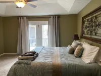 Beautiful Lake Front- Dock, Screened Porch, Clemson, Hiking, Kayaks, 5 Bedroom