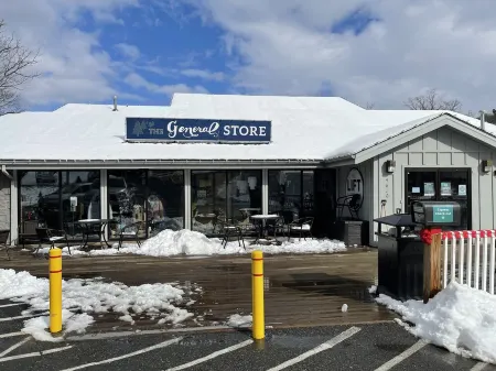 Game Room~Grill~Screen Porch~Top of Mountain~Pool Access~Walk to Most Amenities Отели в г. Массанаттен