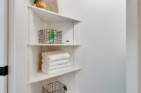 NEW Modern studio with Murphy bed & free parking!