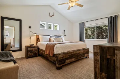 Mt. Bachelor Retreat! Hot tub, game room, family suite - great for large groups! 오레곤 주립대학 - 캐스케이즈 주변 호텔