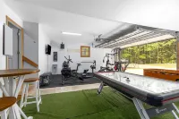 The Redwood Soiree, Hot tub, fast Wi-Fi, gym, arcade room and more