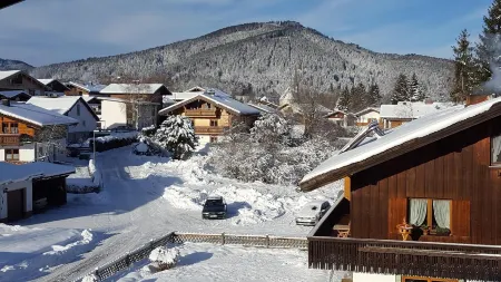 Cozy attic apartment in Inzell, great location, super mountain view, 75 sqm Отели рядом с достопримечательностью «Badepark Inzell»